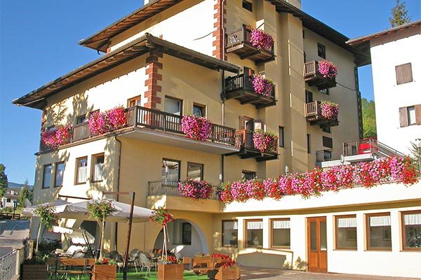 HOTEL CORONA - Carano A conduzione familiare, con vista panoramica