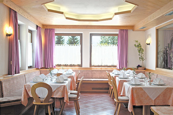 HOTEL CORONA - Carano A conduzione familiare, con vista panoramica