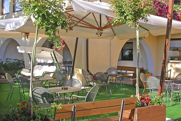 HOTEL CORONA - Carano A conduzione familiare, con vista panoramica