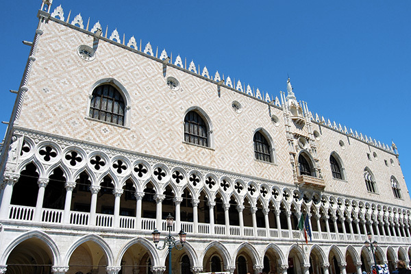 HOTEL MALIBRAN - Venezia Nel centro storico, in stile veneziano