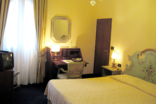 HOTEL MALIBRAN - Venezia Nel centro storico, in stile veneziano