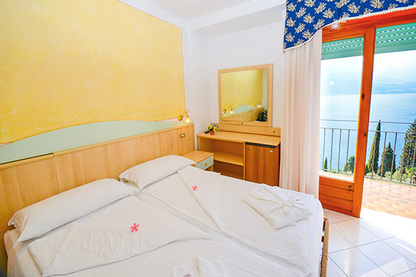 HOTEL VILLA DIRCE - Limone sul Garda Spettacolare panorama sulle sponde del Garda