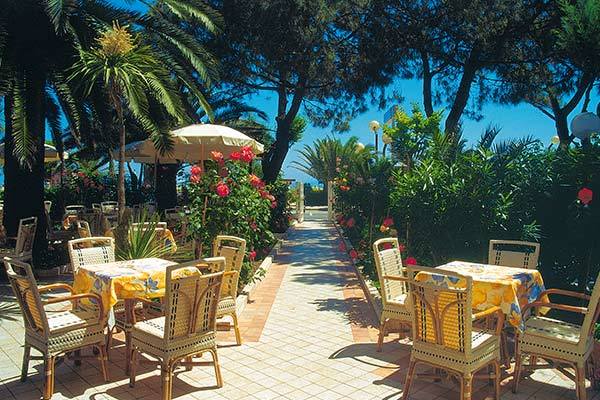 HOTEL CORALLO - Villa Rosa di Martinsicuro Con spiaggia privata, fronte mare