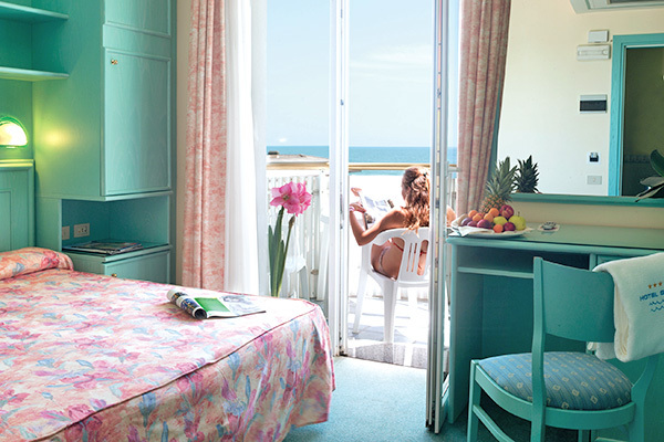 HOTEL SALUS - Lido di Jesolo In centro, a 50 metri dal mare
