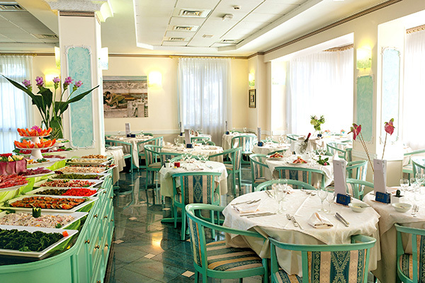 HOTEL SALUS - Lido di Jesolo In centro, a 50 metri dal mare