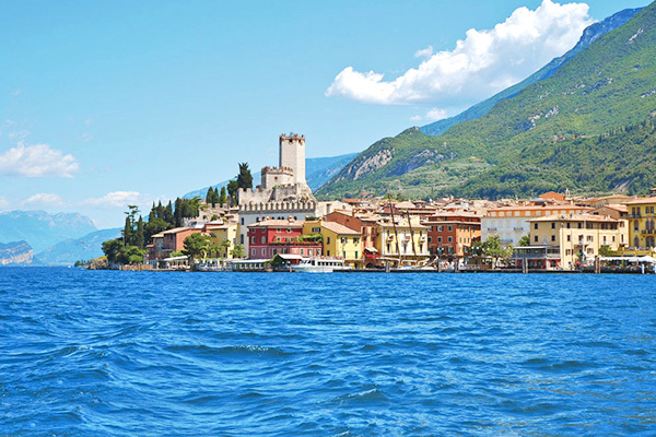 HOTEL LAGO DI GARDA - Malcesine Essenziale, in riva al Lago di Garda