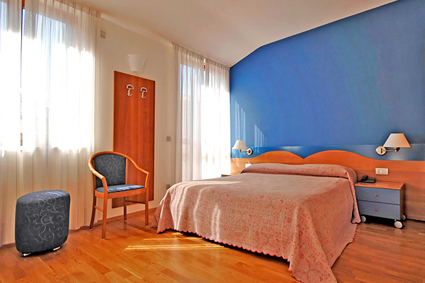 HOTEL LAGO DI GARDA - Malcesine Essenziale, in riva al Lago di Garda