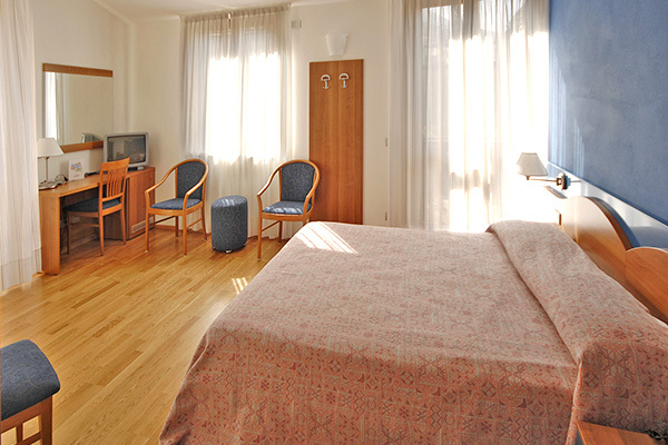 HOTEL LAGO DI GARDA - Malcesine Essenziale, in riva al Lago di Garda