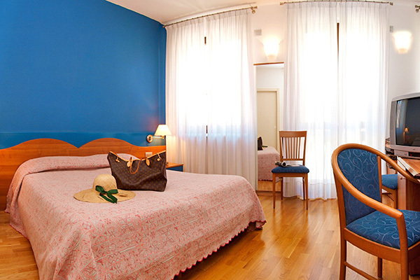 HOTEL LAGO DI GARDA - Malcesine Essenziale, in riva al Lago di Garda