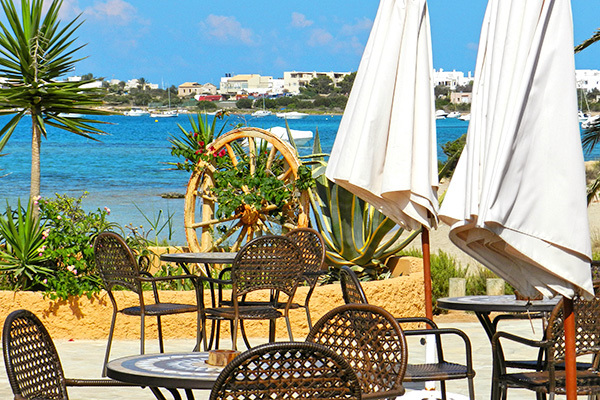 ATLANTIS CLUB LAGO DORADO - Formentera - Es Pujols Tipico stile mediterraneo, con mare cristallino