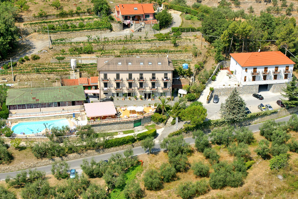HOTEL SAN MATTEO - San Bartolomeo al Mare Immerso nel verde, sulla Riviera dei Fiori