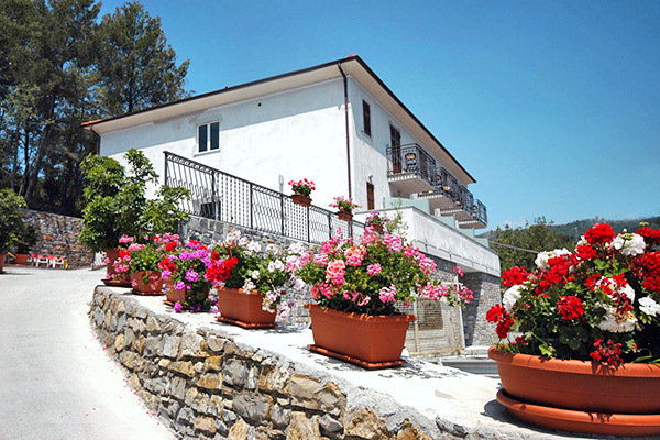 HOTEL SAN MATTEO - San Bartolomeo al Mare Immerso nel verde, sulla Riviera dei Fiori