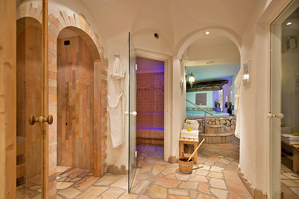 HOTEL CRISTALLO 3*S - PASSO SAN PELLEGRINO - MOENA (TN) A 50 metri dalle piste, in Val di Fassa