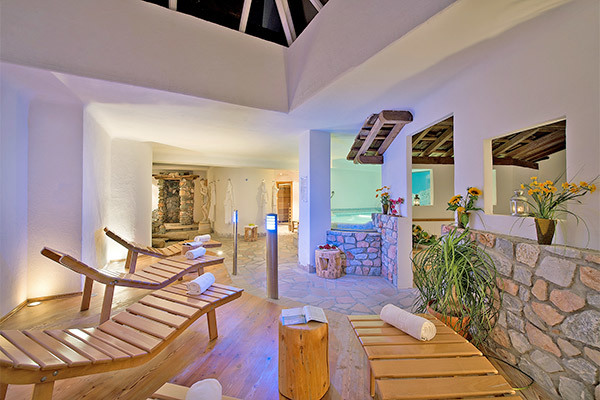 HOTEL CRISTALLO 3*S - PASSO SAN PELLEGRINO - MOENA (TN) A 50 metri dalle piste, in Val di Fassa