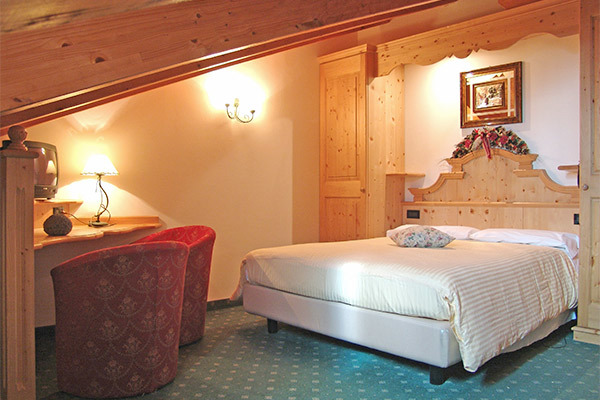 HOTEL CRISTALLO 3*S - PASSO SAN PELLEGRINO - MOENA (TN) A 50 metri dalle piste, in Val di Fassa