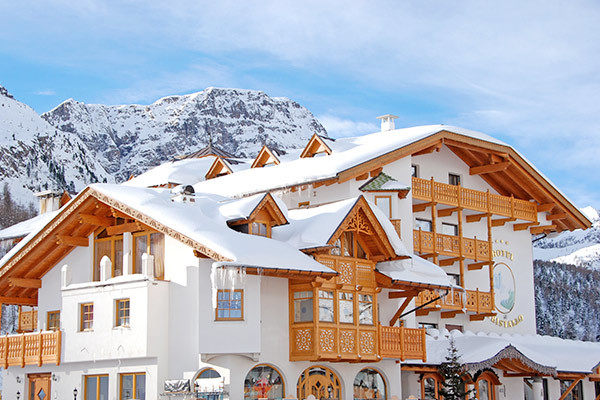 HOTEL CRISTALLO 3*S - PASSO SAN PELLEGRINO - MOENA (TN) A 50 metri dalle piste, in Val di Fassa