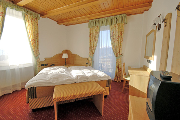 HOTEL STELLA DELLE ALPI 3*S - Ronzone (TN) Ambiente tipico e buona cucina