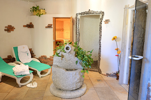 HOTEL CORONA - Carano A conduzione familiare, con vista panoramica