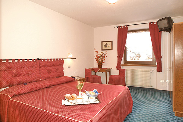 HOTEL CORONA - Carano A conduzione familiare, con vista panoramica