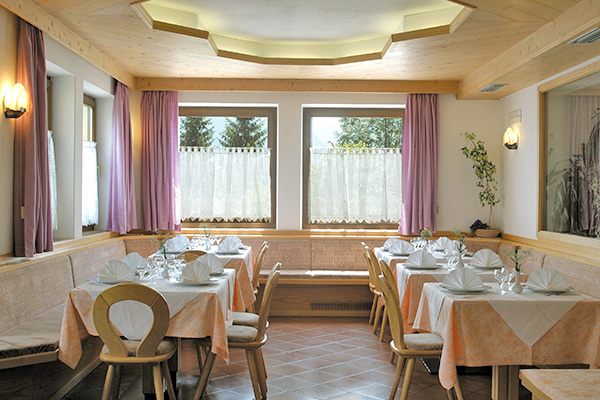 HOTEL CORONA - Carano A conduzione familiare, con vista panoramica