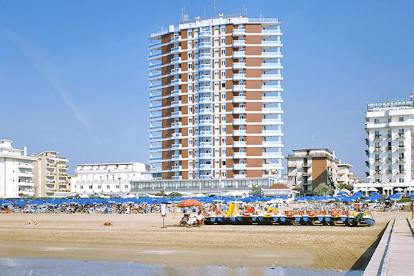 HOTEL CARAVELLE - Lido di Jesolo A 50 metri dal mare, nel centro di Jesolo