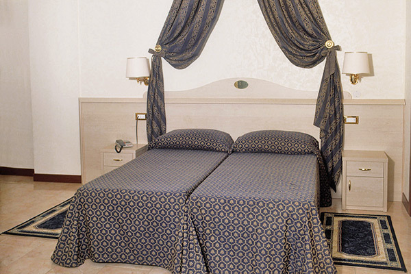 HOTEL CARAVELLE - Lido di Jesolo A 50 metri dal mare, nel centro di Jesolo