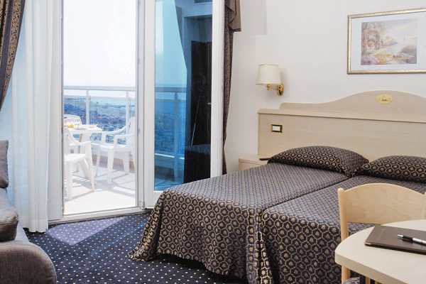 HOTEL CARAVELLE - Lido di Jesolo A 50 metri dal mare, nel centro di Jesolo