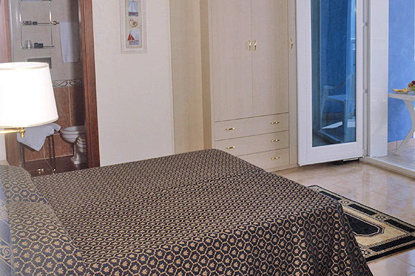 HOTEL CARAVELLE - Lido di Jesolo A 50 metri dal mare, nel centro di Jesolo