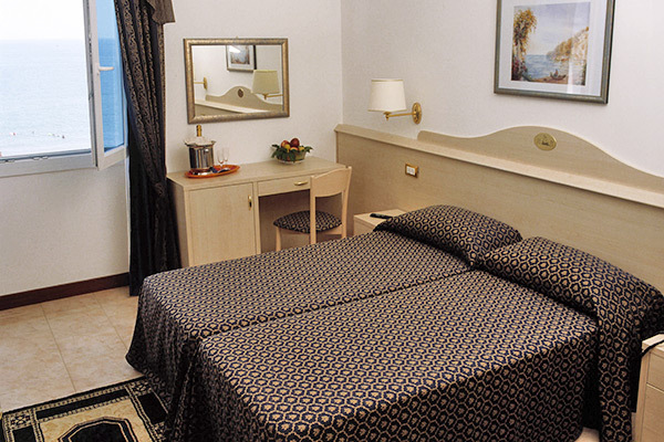 HOTEL CARAVELLE - Lido di Jesolo A 50 metri dal mare, nel centro di Jesolo