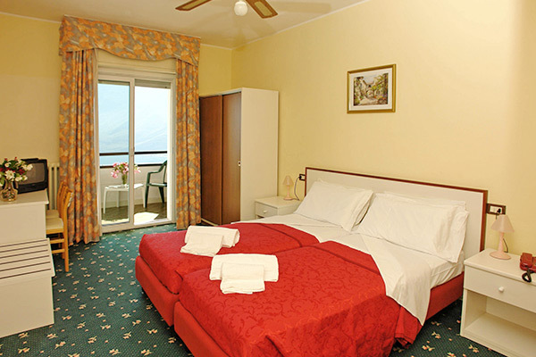 HOTEL BAZZANEGA - Tremosine Nell'affascinante entroterra del lago di Garda