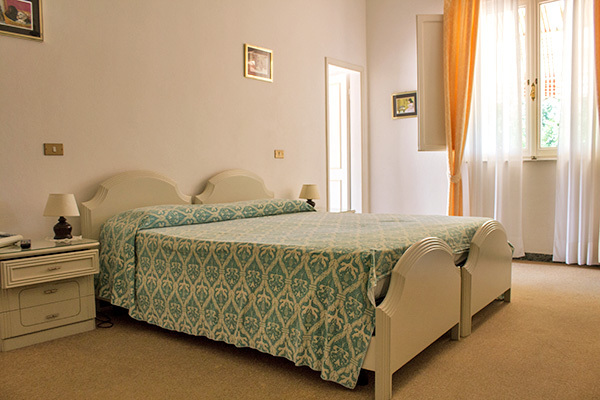 HOTEL MIRAMONTI - Forte dei Marmi A 250 metri dal mare