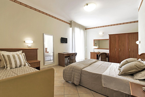 HOTEL PERTICARI - Pesaro Gestione familiare, sul mare