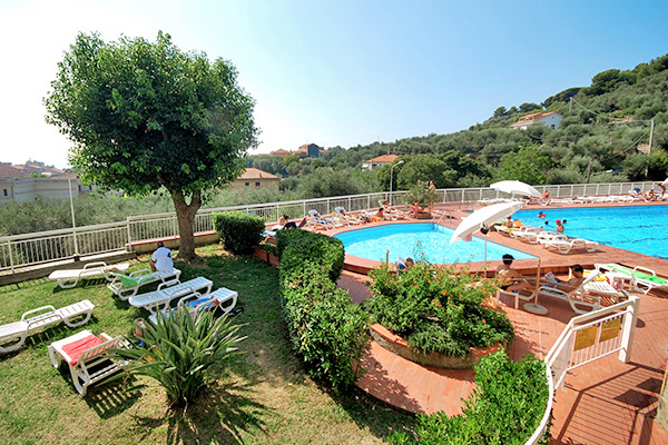RESIDENCE LA MERIDIANA - San Bartolomeo al Mare Immerso nel verde, sulla Riviera dei Fiori