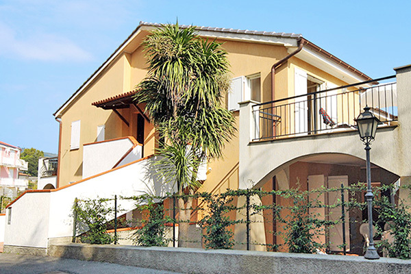 RESIDENCE LA MERIDIANA - San Bartolomeo al Mare Immerso nel verde, sulla Riviera dei Fiori