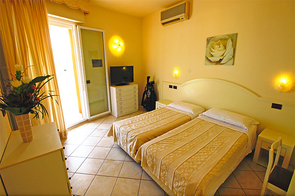 HOTEL FENICE - Milano Marittima Essenziale, nella Movida Romagnola