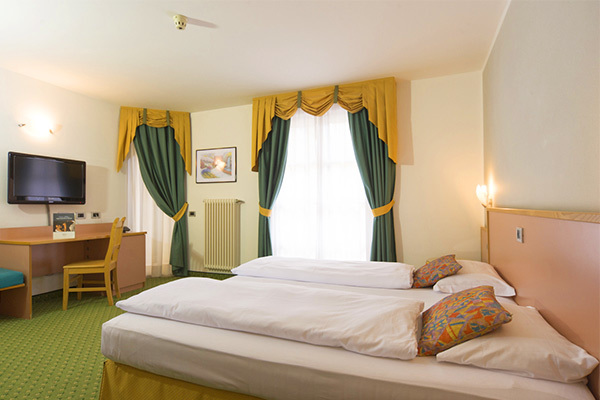 HOTEL ALPHOLIDAY DOLOMITI - Dimaro Accogliente 4* nella Val di Sole