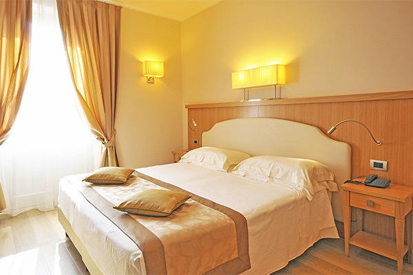 HOTEL SIRMIONE E PROMESSI SPOSI - Sirmione Benessere chic in riva al Lago di Garda