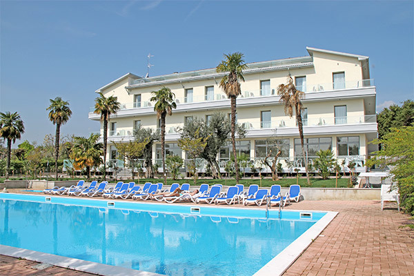 HOTEL VILLA PARADISO SUITE 4* - Moniga del Garda (BS) Moderno 4*, in posizione tranquilla
