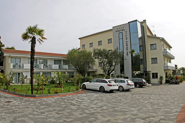 HOTEL VILLA PARADISO SUITE 4* - Moniga del Garda (BS) Moderno 4*, in posizione tranquilla