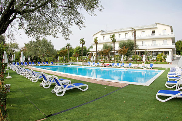 HOTEL VILLA PARADISO SUITE 4* - Moniga del Garda (BS) Moderno 4*, in posizione tranquilla