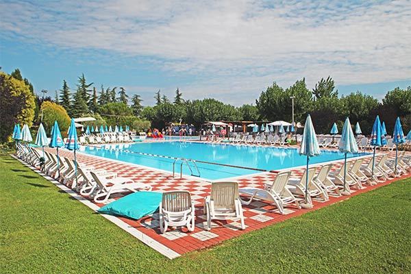 CAMPING SAN BENEDETTO VECCHIO MULINO 4* - Peschiera del Garda (VR) Soggiorno in riva al lago, con ingresso a Gardaland