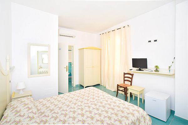 CHARME HOTEL LA VILLA TINA 3* - Ischia (NA) Luogo ideale per shopping e mare