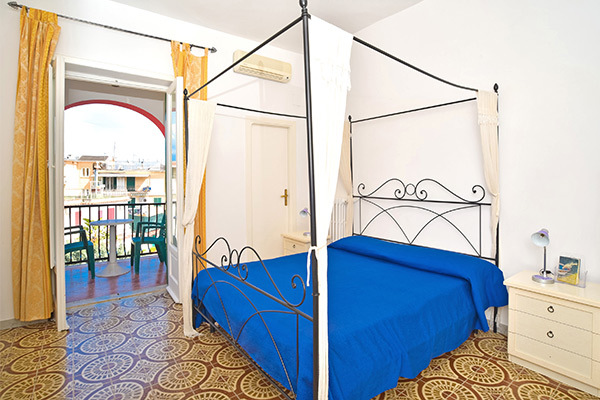CHARME HOTEL LA VILLA TINA 3* - Ischia (NA) Luogo ideale per shopping e mare