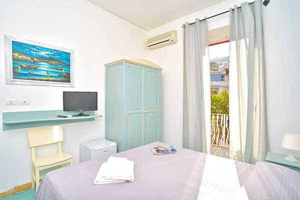 CHARME HOTEL LA VILLA TINA 3* - Ischia (NA) Luogo ideale per shopping e mare