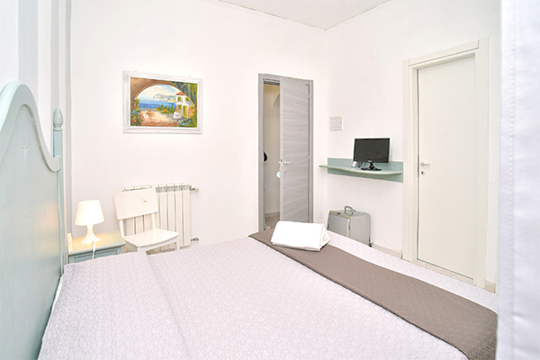 CHARME HOTEL LA VILLA TINA 3* - Ischia (NA) Luogo ideale per shopping e mare