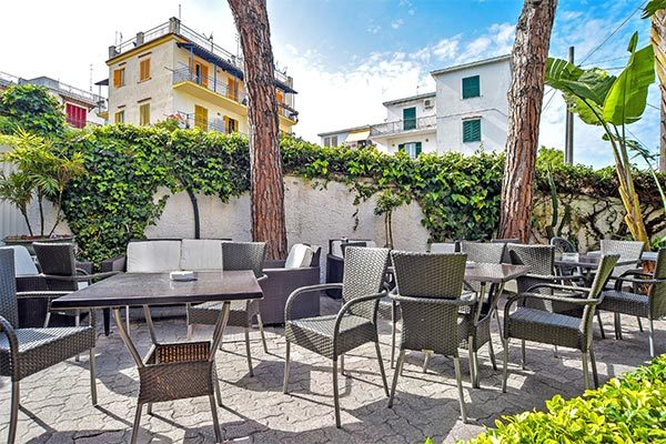 CHARME HOTEL LA VILLA TINA 3* - Ischia (NA) Luogo ideale per shopping e mare
