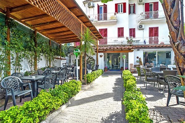 CHARME HOTEL LA VILLA TINA 3* - Ischia (NA) Luogo ideale per shopping e mare