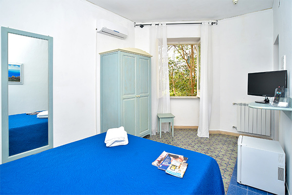 CHARME HOTEL LA VILLA TINA 3* - Ischia (NA) Luogo ideale per shopping e mare