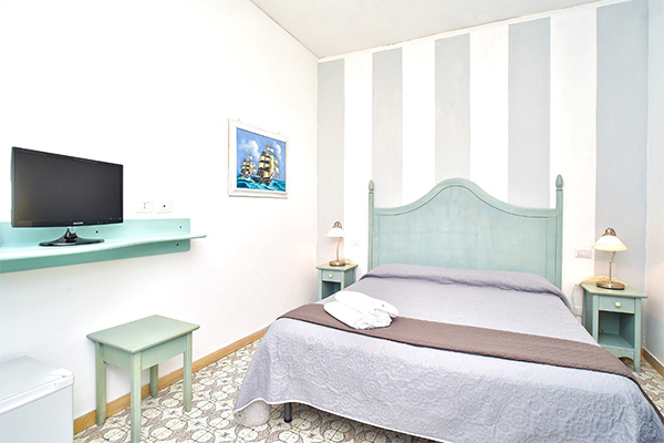 CHARME HOTEL LA VILLA TINA 3* - Ischia (NA) Luogo ideale per shopping e mare