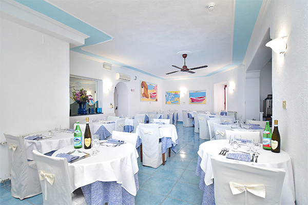 CHARME HOTEL LA VILLA TINA 3* - Ischia (NA) Luogo ideale per shopping e mare